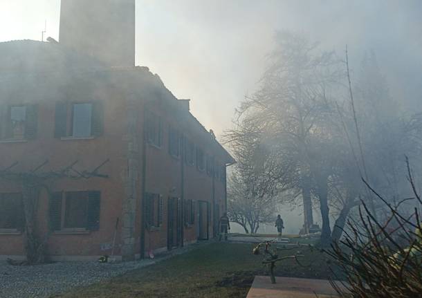 A Malnate l’incendio è arrivato a Monte Morone