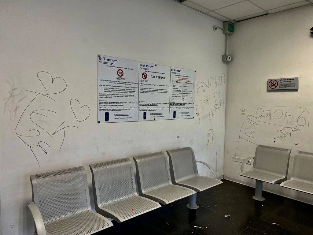 Induno Olona - Danni e vandalismi alla stazione