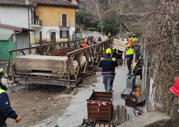 Lavori di rimozione del ponte provvisorio a Gavirate