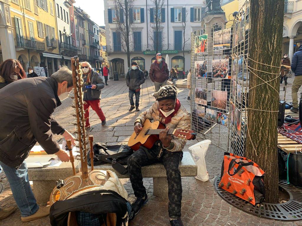 Manifestazione pro migranti a Varese 