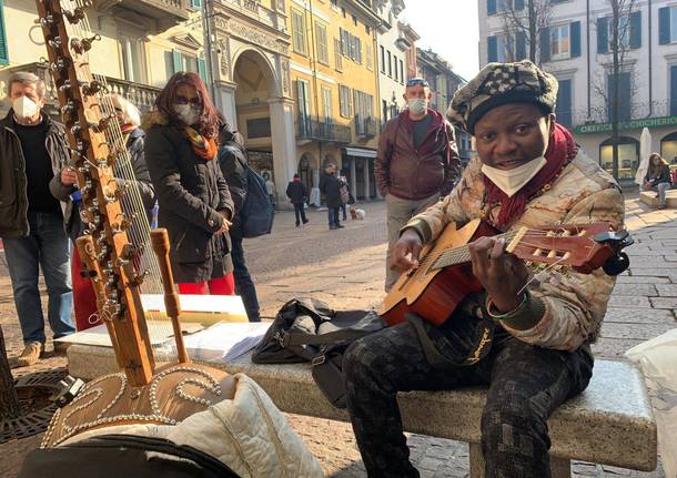 Manifestazione pro migranti a Varese 