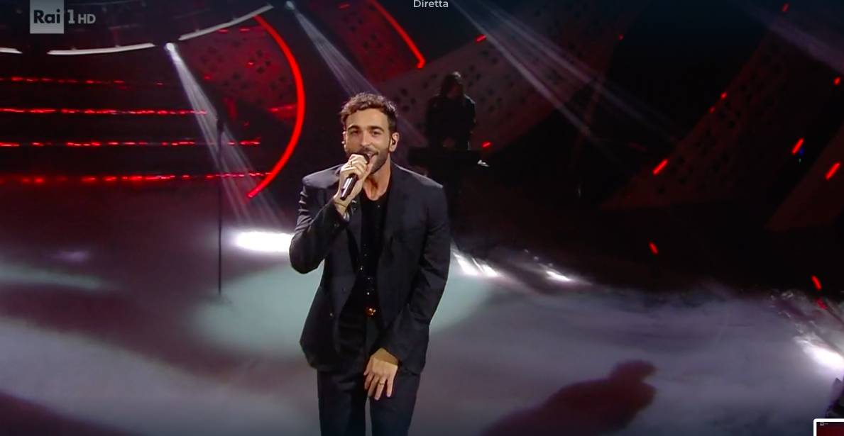 Marco Mengoni sul palco di Sanremo 2022