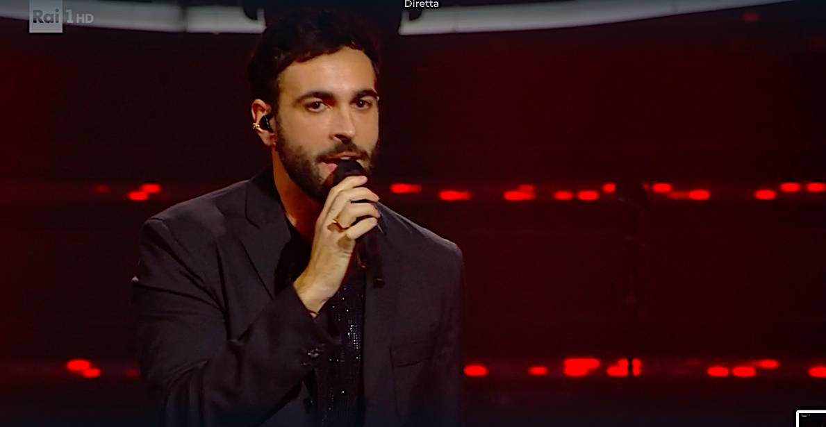 Marco Mengoni sul palco di Sanremo 2022