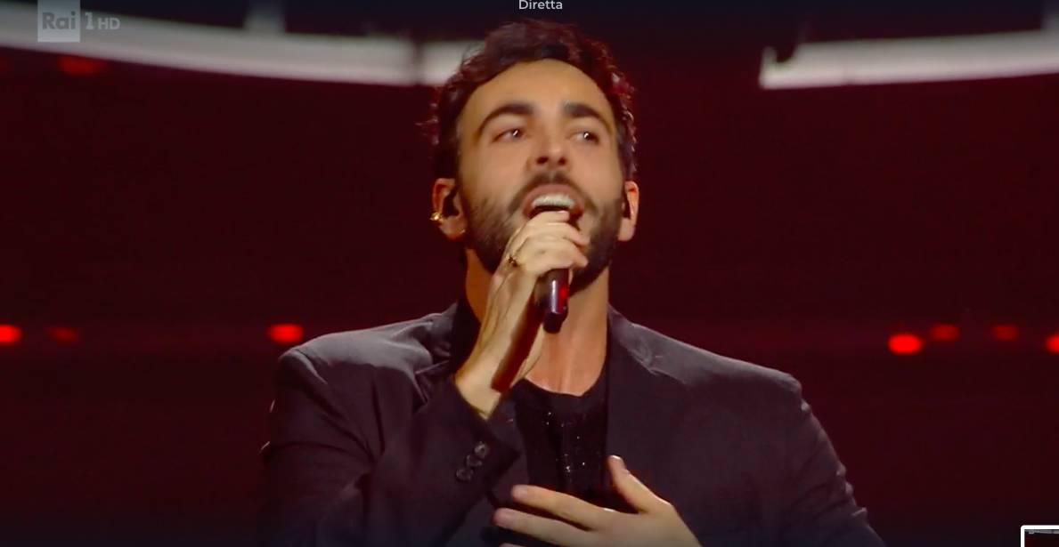 Marco Mengoni sul palco di Sanremo 2022