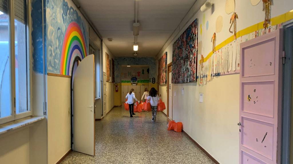 Piccoli grandi volontari a scuola a Morosolo e Luvinate per aiutare la ricerca contro il cancro