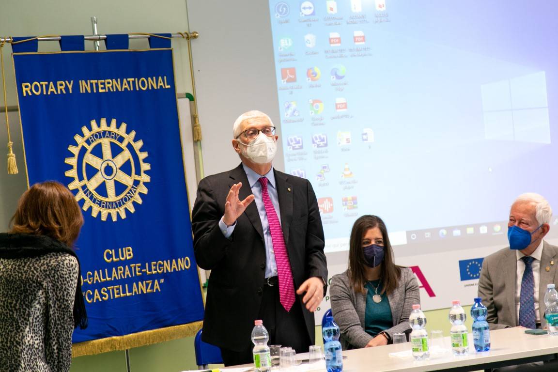 All'istituto Dell'Acqua di Legnano incontro sul progetto dei Rotary Club per agevolare lo studio in DAD