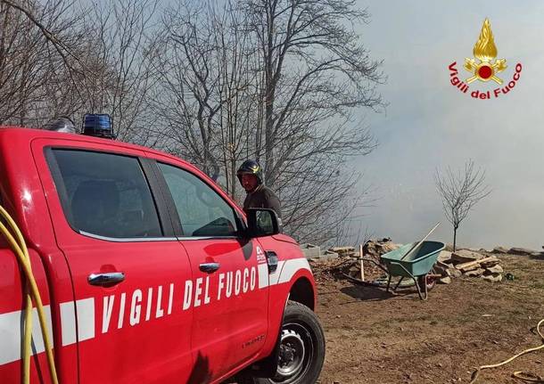 Incendio di Marchirolo, vigili del fuoco in azione