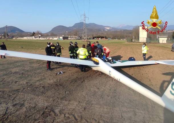 Il soccorso dei vigili del fuoco all\'aliante