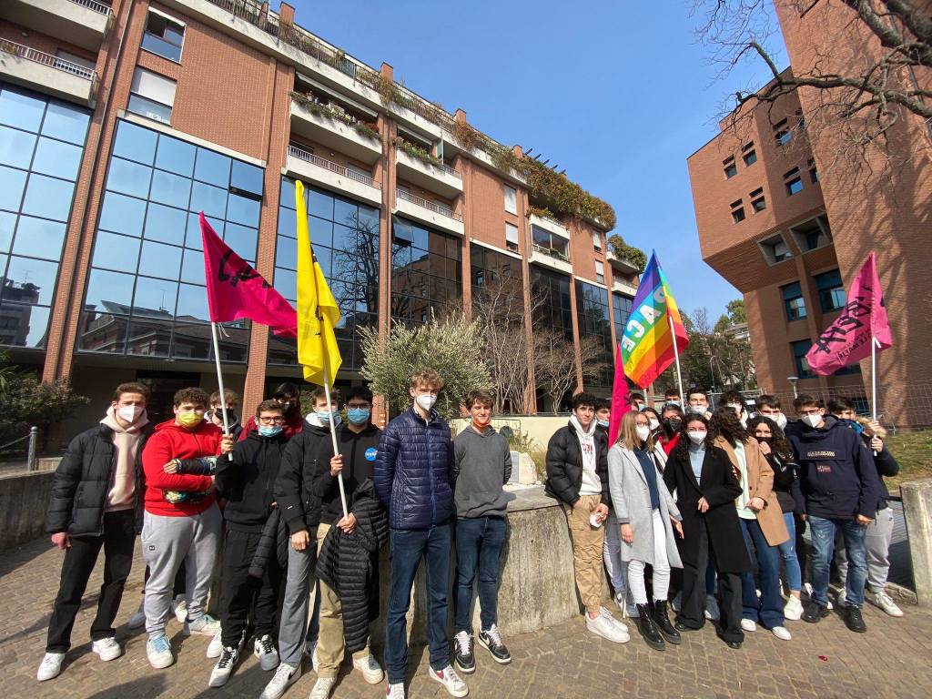 Deposizione di ulivo in piazza a Varese