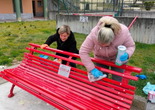 Dopo i vandali, la panchina rossa a Vergiate risplende grazie ai volontari