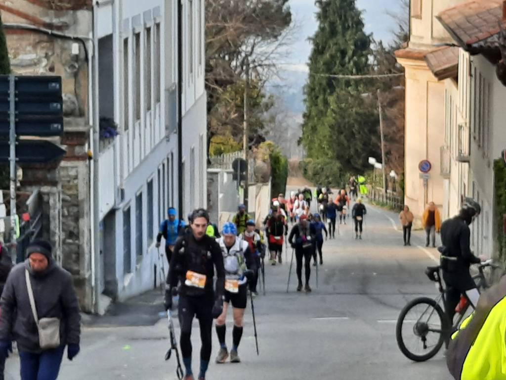 Eolo Trail Campo dei Fiori 2022 - passaggio lungo le Cappelle del sacro Monte