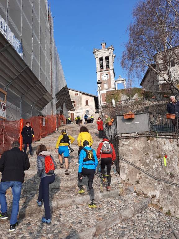 Eolo Trail Campo dei Fiori 2022 - passaggio lungo le Cappelle del sacro Monte