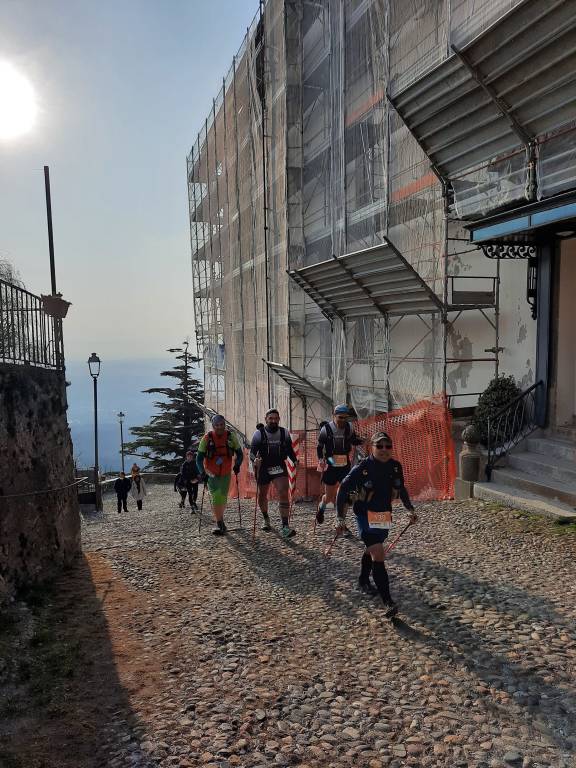 Eolo Trail Campo dei Fiori 2022 - passaggio lungo le Cappelle del sacro Monte