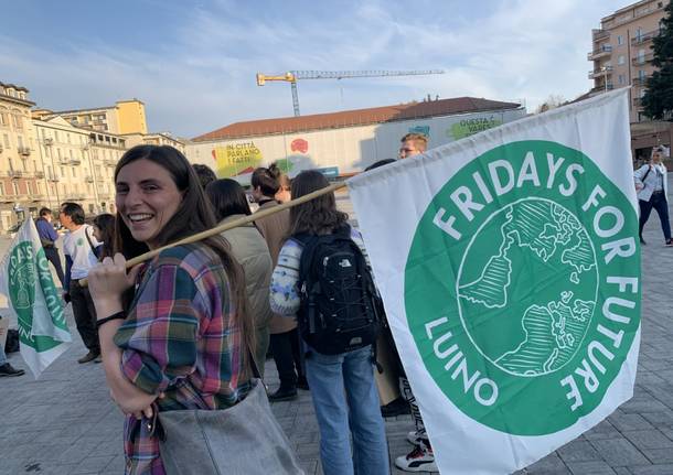 Giovani e cartelli colorati nel corteo di Fridays for Future a Varese