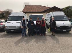 I tre furgoni in partenza da Comabbio verso l'Ucraina