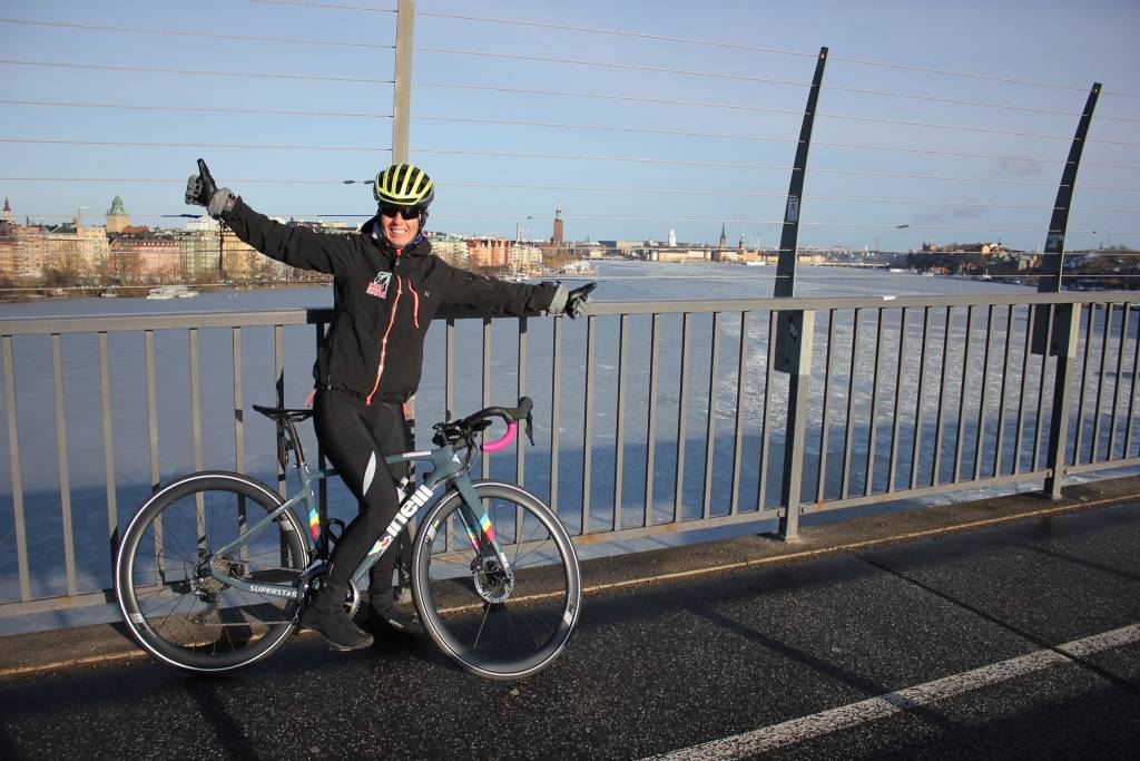 In bici da Stoccolma a Milano, Paola Gianotti fa tappa a Saronno