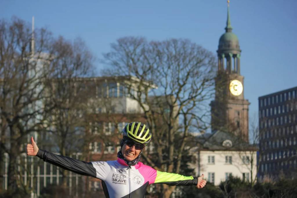 In bici da Stoccolma a Milano, Paola Gianotti fa tappa a Saronno