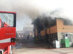 In fiamme una ditta a Caronno Varesino