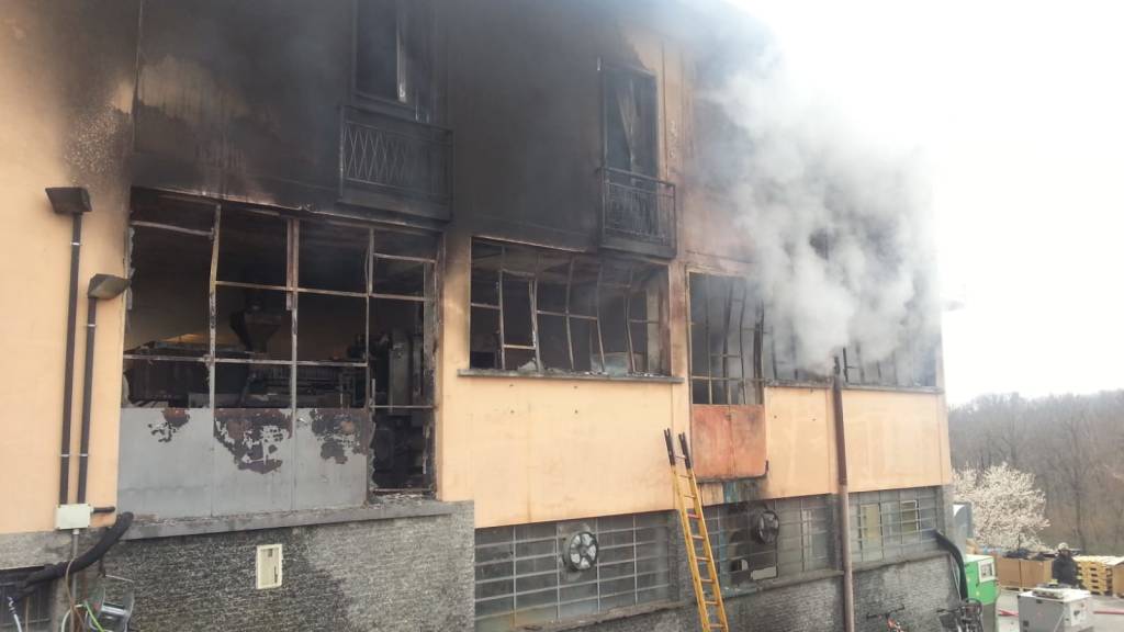 In fiamme una ditta a Caronno Varesino