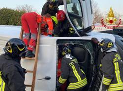 incidente ribaltamento furgone autostrada a8 vigili del fuoco