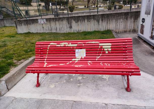 panchina rossa vandali vergiate