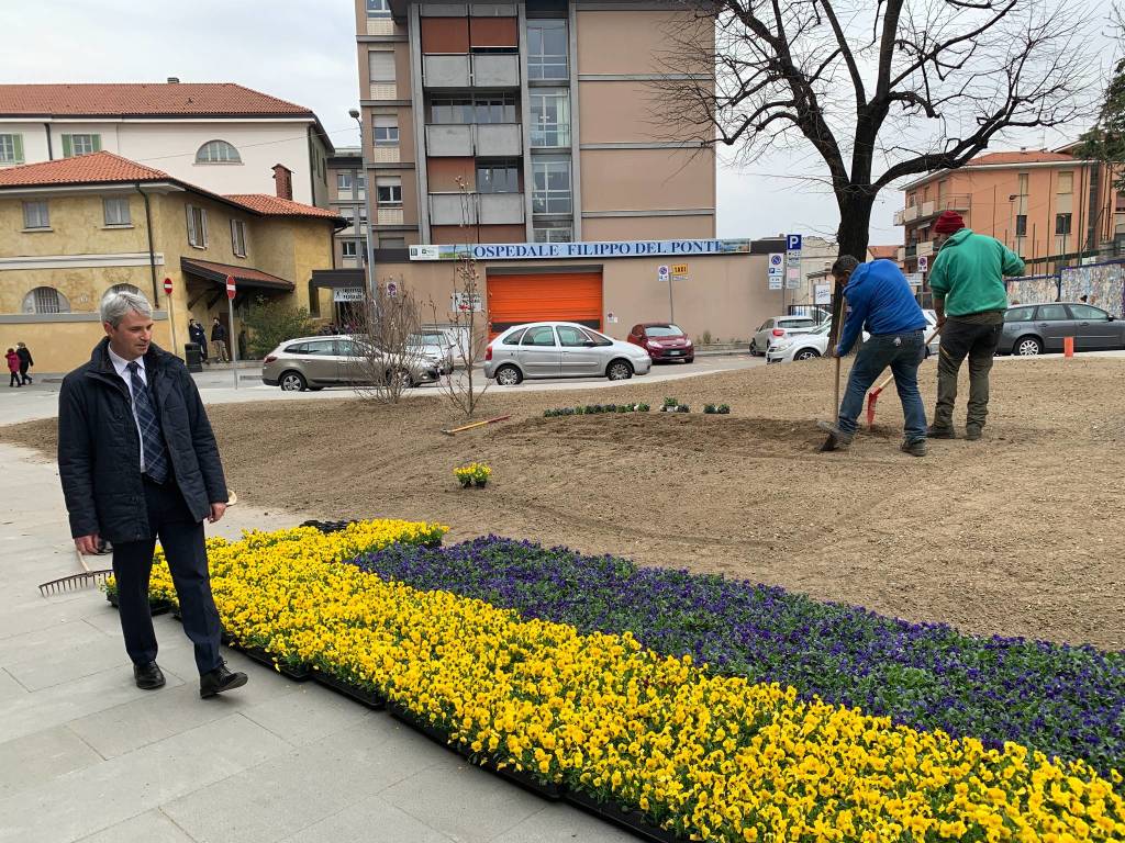 Piazza Biroldi si tinge dei colori della solidarietà con l'Ucraina