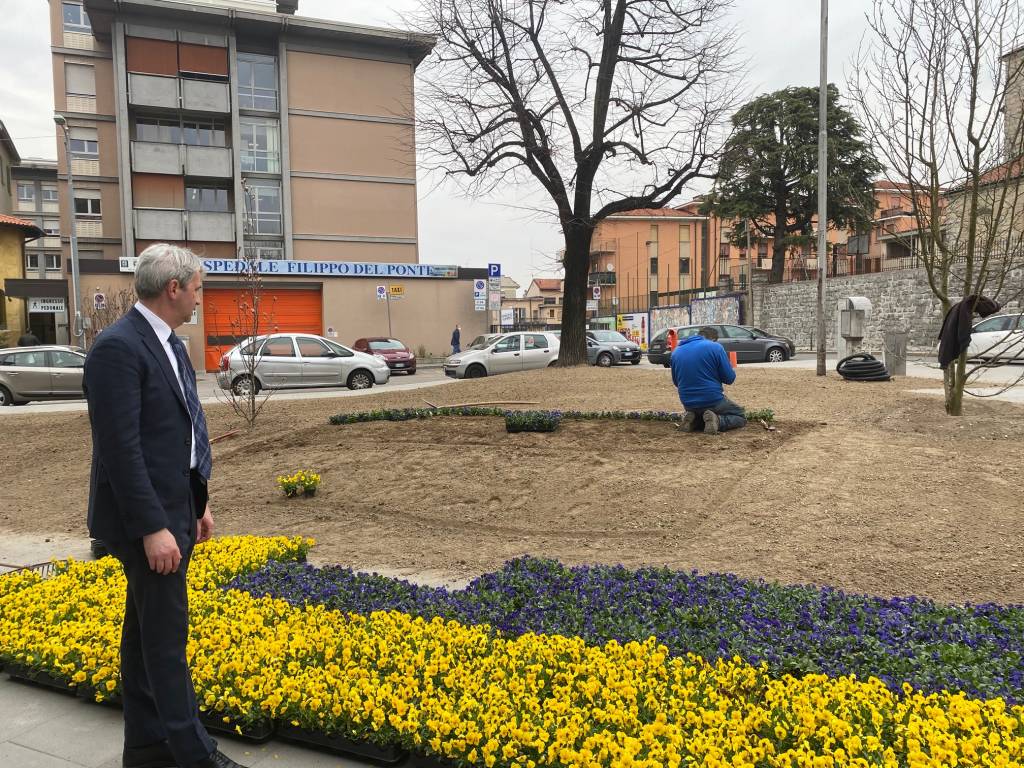 Piazza Biroldi si tinge dei colori della solidarietà con l'Ucraina