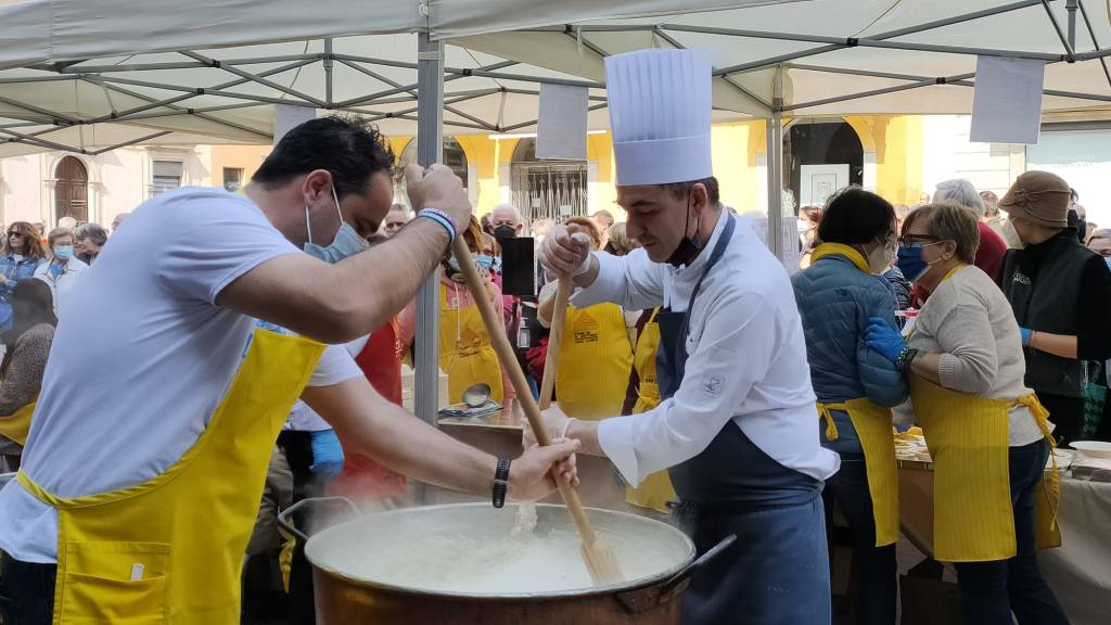 Risottata solidale in piazza a Varese