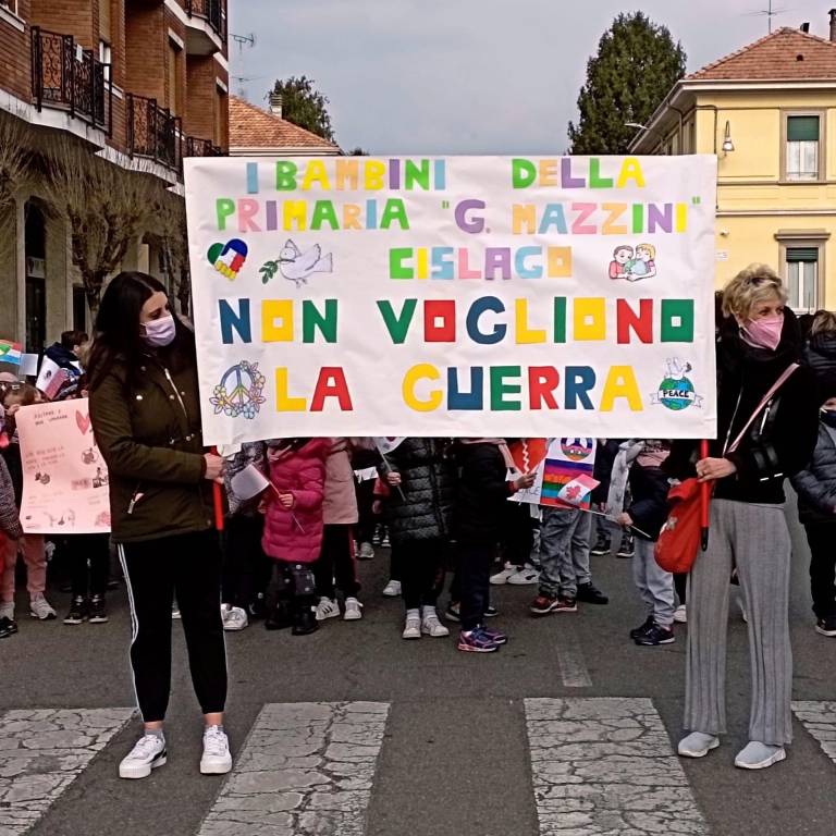 Tra disegni e canzoni, i bambini della primaria di Cislago manifestano per la pace in Ucraina