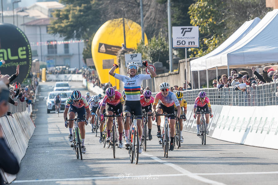 Trofeo Binda 2022: le immagini dell'arrivo e della premiazione di Elisa Balsamo 