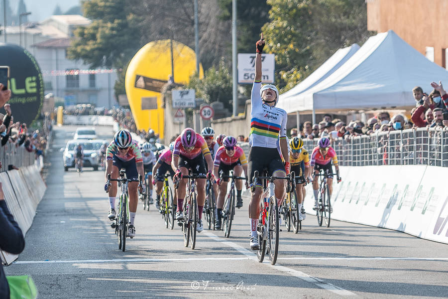 Trofeo Binda 2022: le immagini dell'arrivo e della premiazione di Elisa Balsamo 