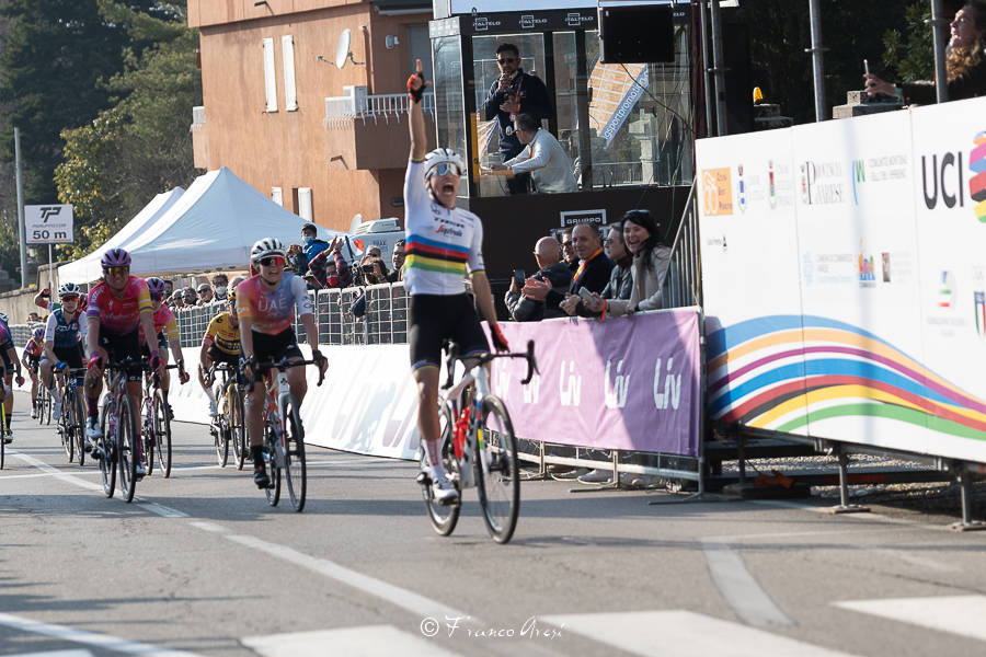 Trofeo Binda 2022: le immagini dell'arrivo e della premiazione di Elisa Balsamo 