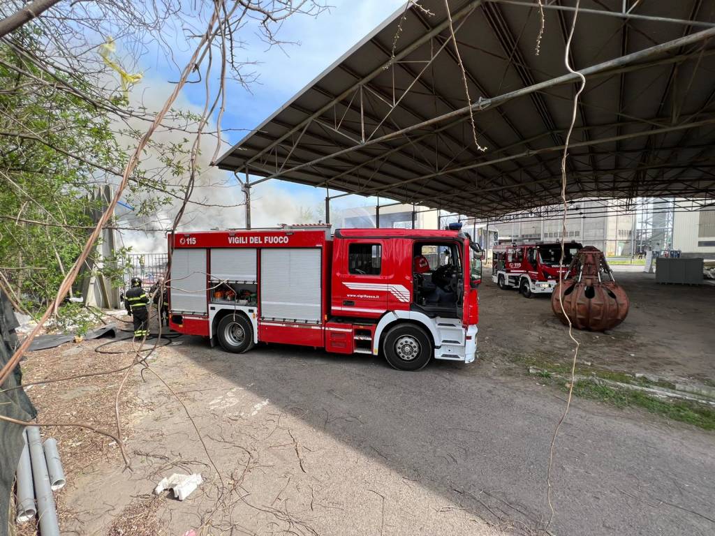 incendio rifiuti accam neutalia aprile 2022