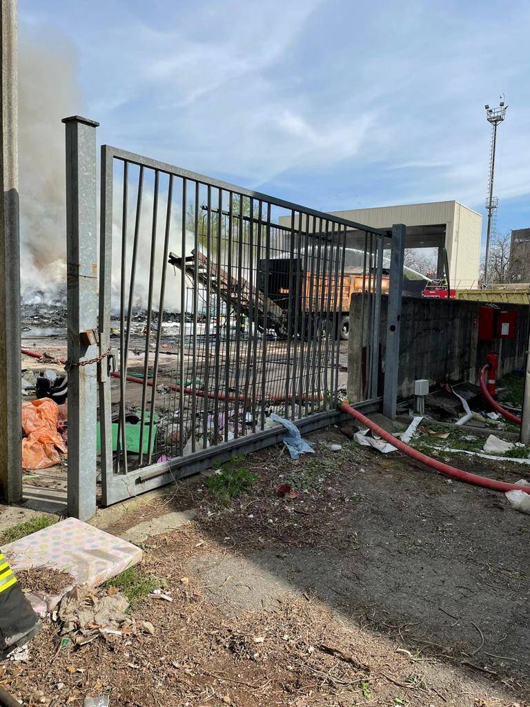 Incendio rifiuti vicinanze ex Accam