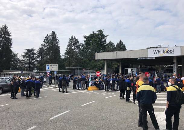 La protesta dei lavoratori alla Whirlpool di Cassinetta