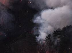 Le fiamme a San Quirico ritratte da Erika Zolli