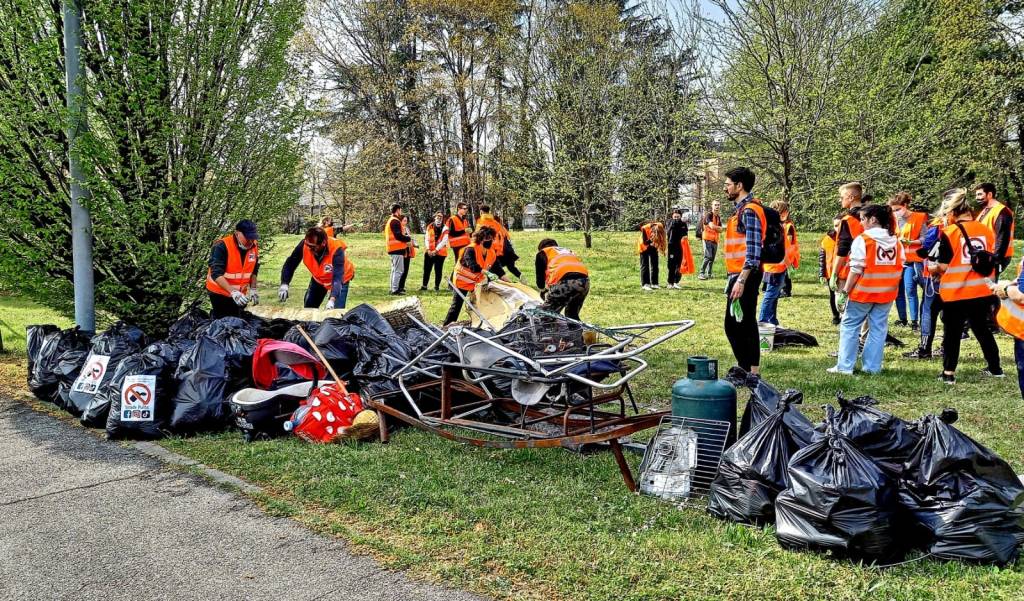 Strade pulite e gli studenti del Falcone di Gallarate puliscono le vie della città