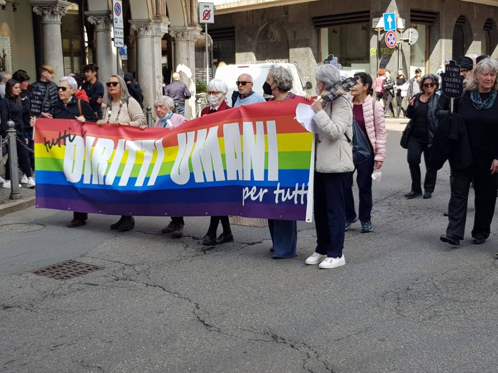 Un corteo in centro per la Varese che ripudia laguerra