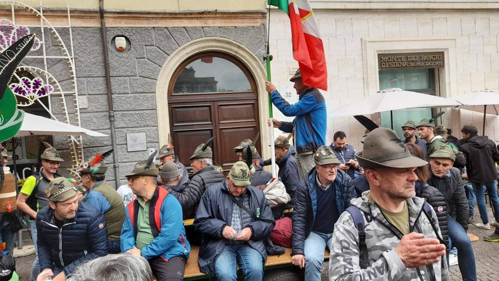 Alpini varesini in trasferta a Rimini per l'Adunata Nazionale numero 93