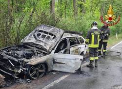 Auto in fiamme a Somma Lombardo 