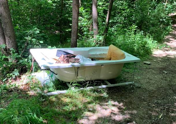 Una montagna di rifiuti abbandonati nel bosco a Cantello