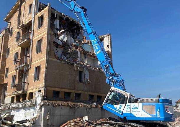 Come le ruspe si “mangiano” una palazzina dell’ex tipografica Mori a Varese