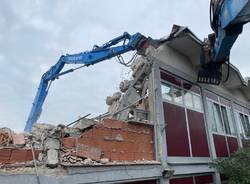 Come le ruspe si “mangiano” una palazzina dell’ex tipografica Mori a Varese