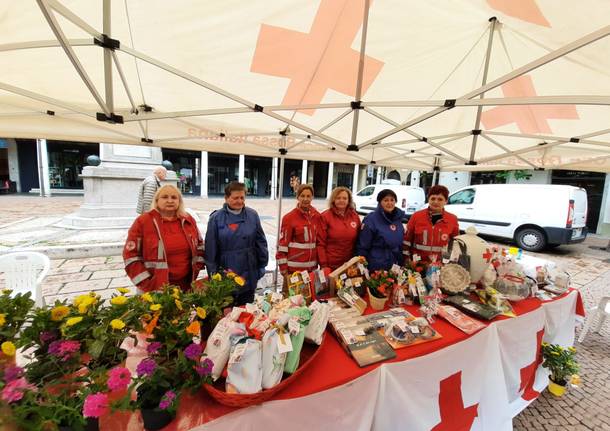 Croce Rossa in piazza a Varese con il Mercatino di Primavera