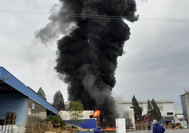 Incendio in un capannone della sede Whirlpool di Cassinetta di Varese