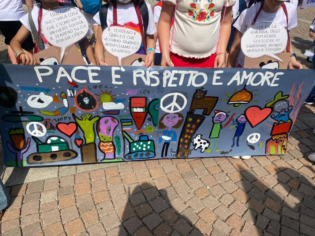 la marcia della pace degli studenti di Solbiate Arno