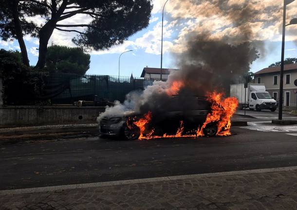 auto in fiamme a cerro maggiore