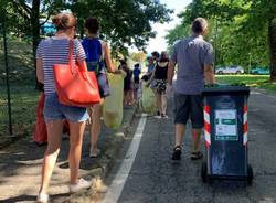 bambini puliscono le strade dopo la Festa del Rugby