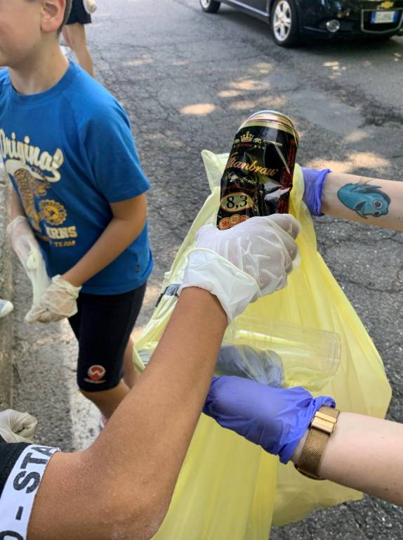 bambini puliscono le strade dopo la Festa del Rugby