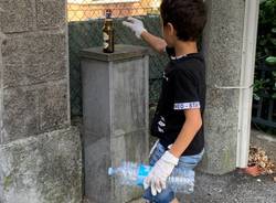 bambini puliscono le strade dopo la Festa del Rugby